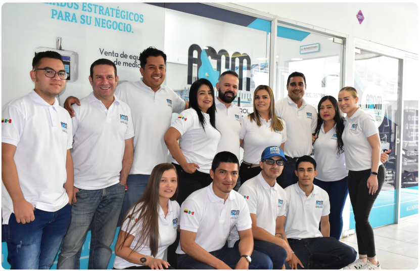 Equipo de AYCM empresa de calibración y servicios metrológicos , posando con buena actitud en una de sus sedes en Medellín.