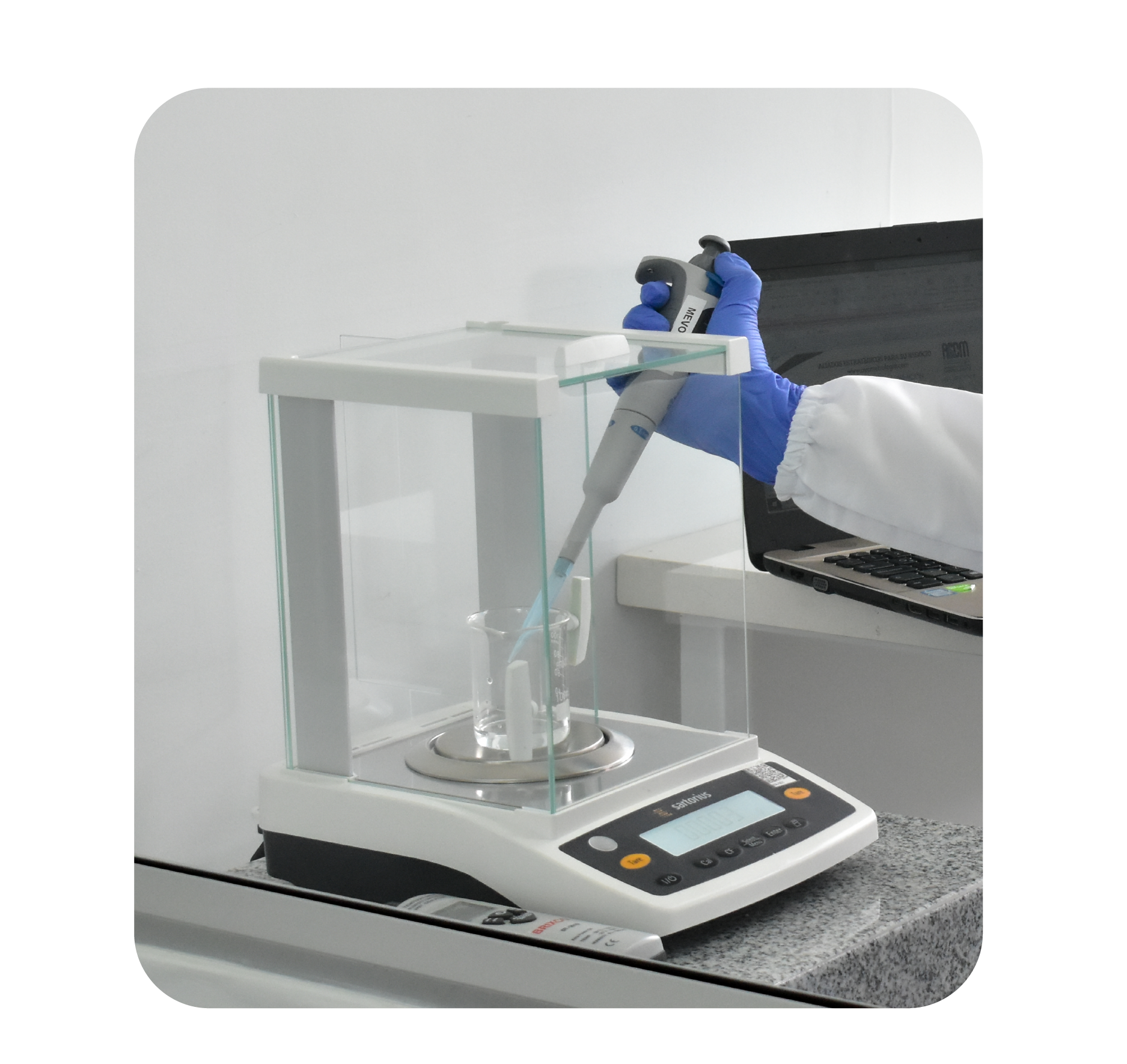 Equipo de AYCM calibrando pipetas y Probetas