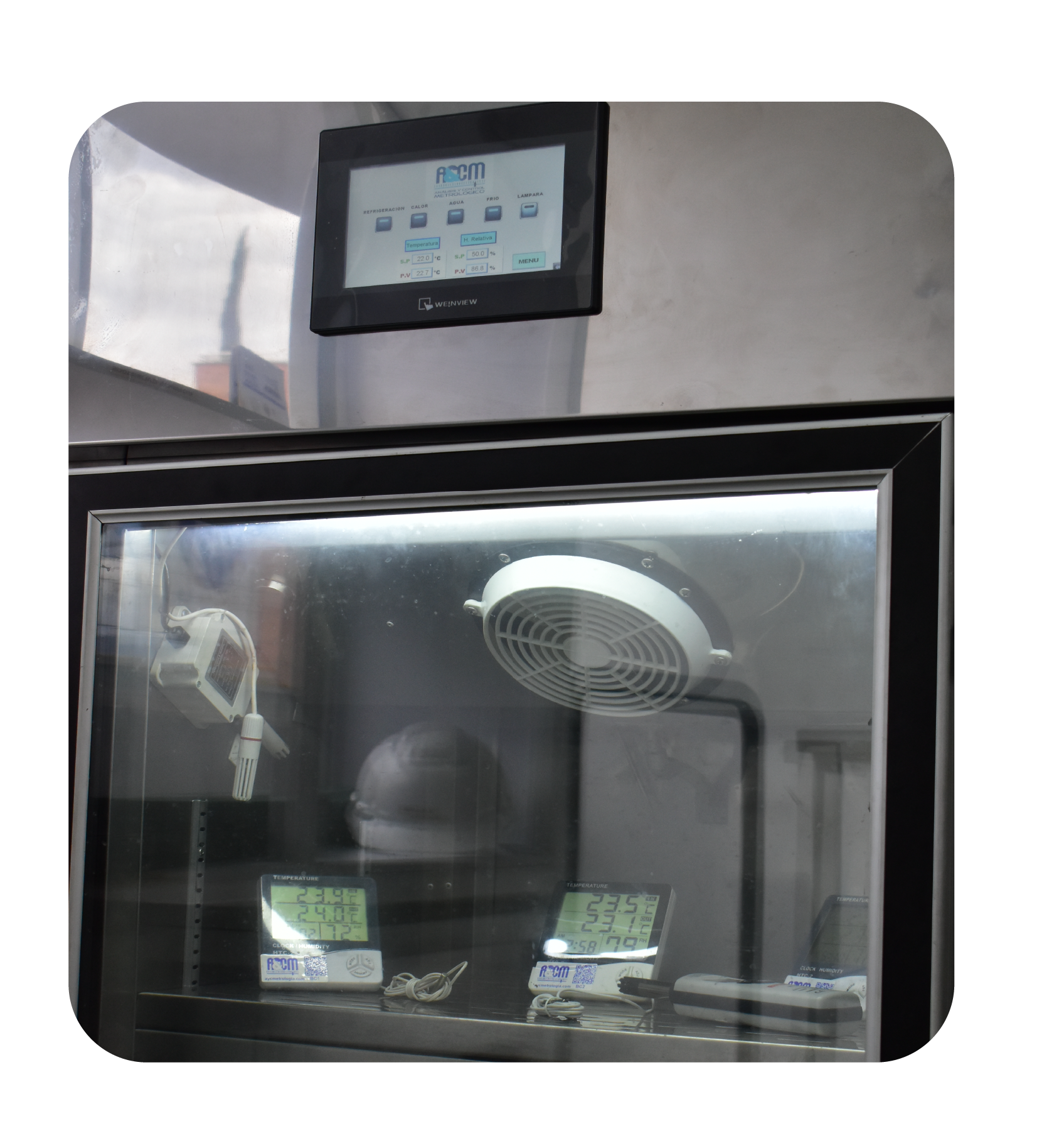 imagen en la que se muestra la calibración de dos termohigrómetros en el laboratorio de AYCM